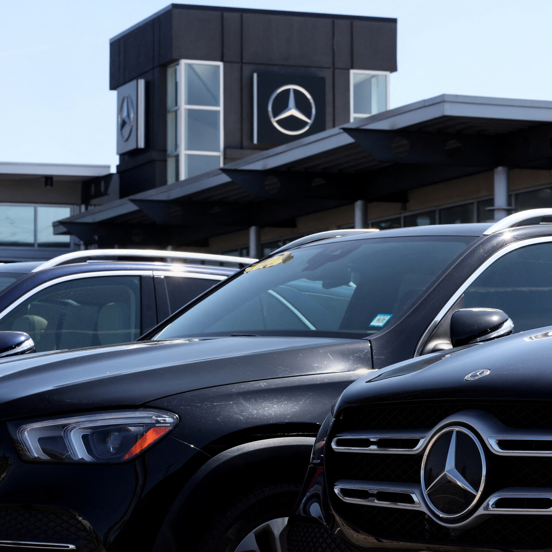 You are currently viewing Mercedes and Porsche Squeezed by U.S. Tariffs and Slowdown in China