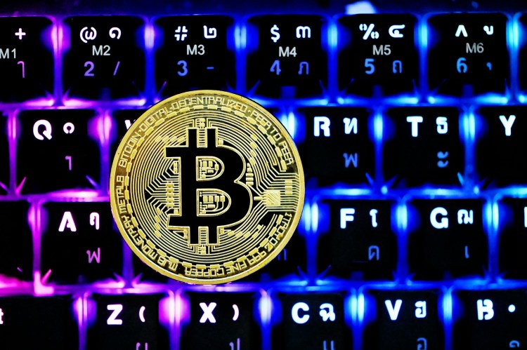 You are currently viewing Bitcoin Falls Below $115,000 As Binance Buying Power Ratio Collapses